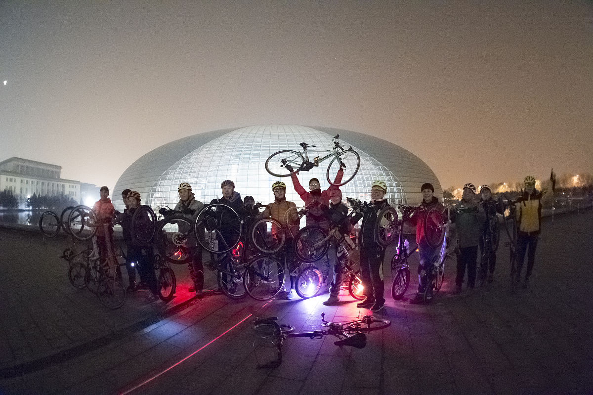 城市夜空滑翔,飞越星空的极速体验的简单介绍 城市夜空滑翔,飞越星空的极速体验的简单介绍