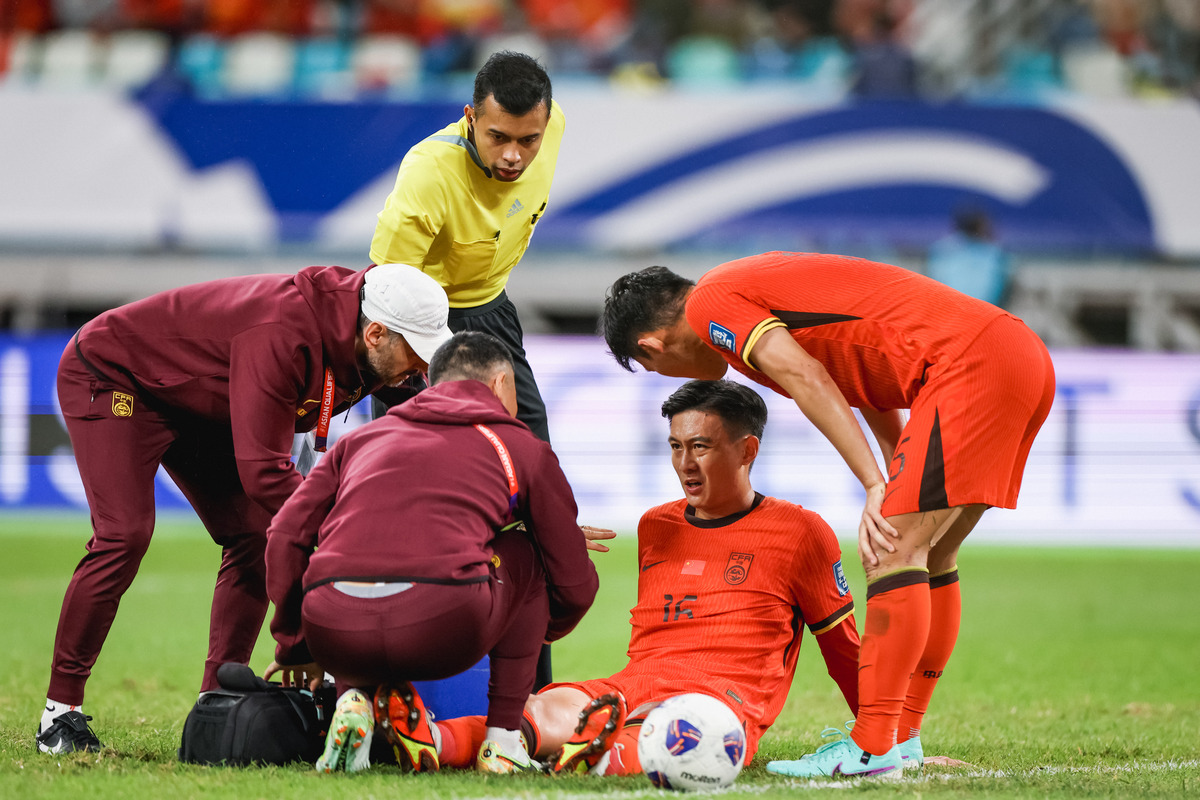 球场突发：比赛中的意外瞬间回顾